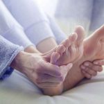 Weltdiabetestag: Wenn die Füße brennen oder kribbeln, kann dies ein Hinweis auf Nervenschäden sein. Foto: djd/Milgamma Protekt