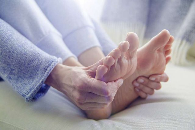 Weltdiabetestag: Wenn die Füße brennen oder kribbeln, kann dies ein Hinweis auf Nervenschäden sein. Foto: djd/Milgamma Protekt