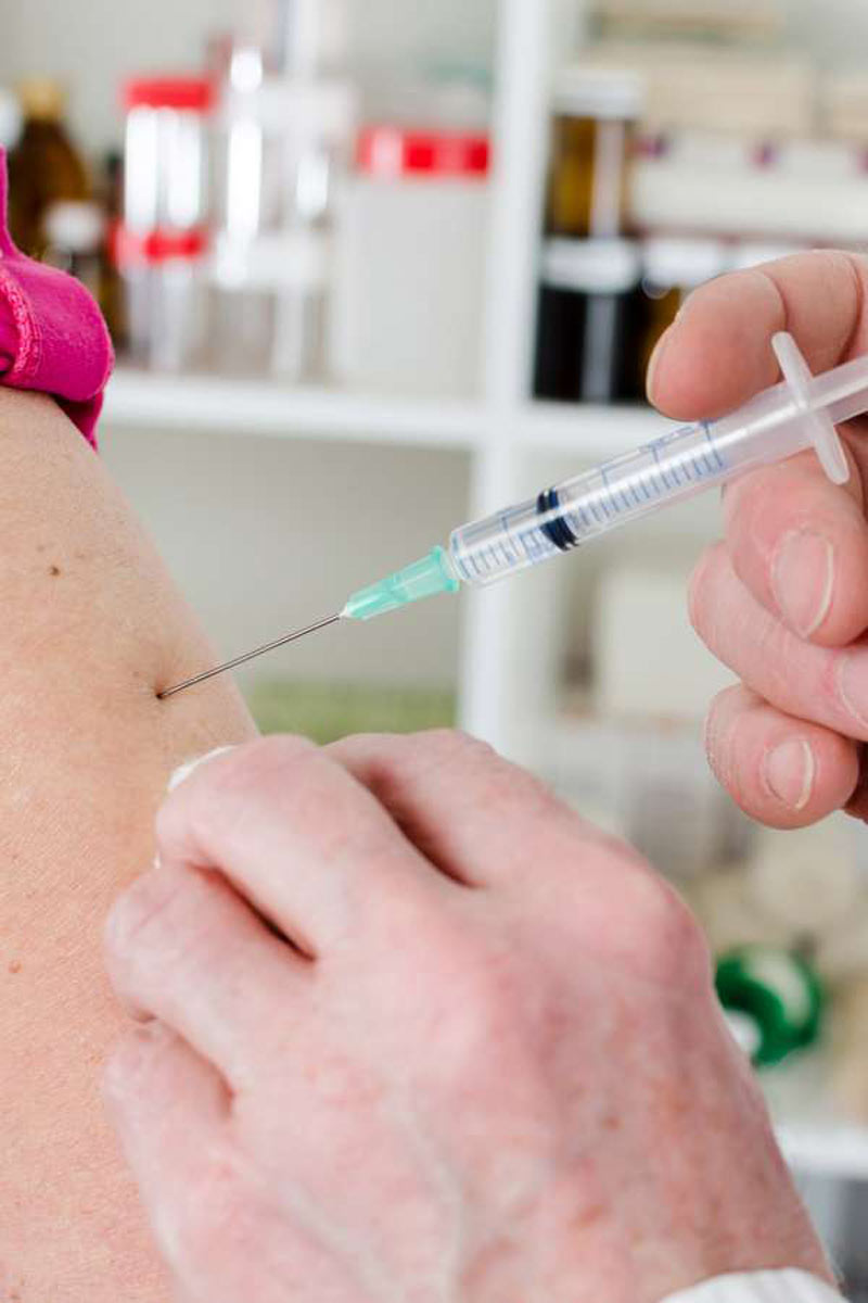 Die Impfung: Eine jährliche Schutzimpfung ist der beste Schutz gegen die echte Grippe oder Influenza.
