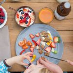 Kleine Köche: Kinder wollen Nahrungsmittel mit allen Sinnen erfahren - dazu gehören Sehen, Fühlen, Riechen und Schmecken. Foto: djd/LaVit