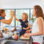 Kleine Köche: Selbst gekocht schmeckt immer gut, und Spaß macht es mit Mama und Papa sowieso. Foto: djd/LaVita/Thilo Brunner