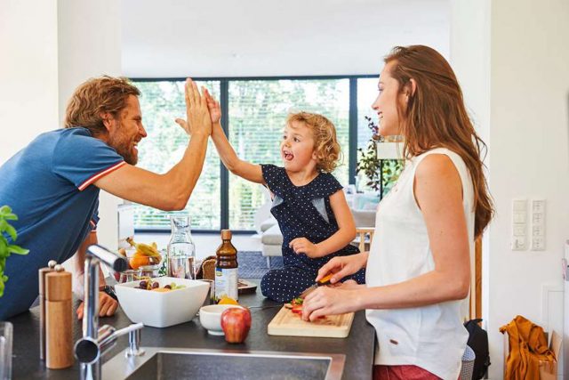 kinder-kochen-titel Kleine Köche: Selbst gekocht schmeckt immer gut, und Spaß macht es mit Mama und Papa sowieso. Foto: djd/LaVita/Thilo Brunner