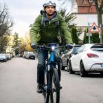 Mit einer vorausschauenden Fahrweise kommt man im E-Bike-Sattel auch in der dunklen Jahreszeit sicher ans Ziel. Foto: djd/Bosch