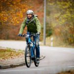 Auch in der dunklen Jahreszeit kann man das E-Bike noch benutzen. Wichtig sind die passende Kleidung, eine gute Sichtbarkeit und der richtige Umgang mit dem Akku. Foto: djd/Bosch
