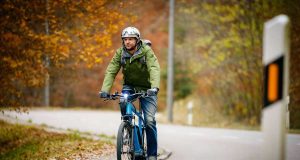 Auch in der dunklen Jahreszeit kann man das E-Bike noch benutzen. Wichtig sind die passende Kleidung, eine gute Sichtbarkeit und der richtige Umgang mit dem Akku. Foto: djd/Bosch