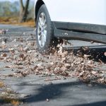 Profil wichtig: Nicht erst bei Eis und Schnee sind Winterreifen empfehlenswert: Bereits bei kühlen Temperaturen und rutschigem Laub auf der Straße bieten sie mehr Grip. Foto: djd/autoreifenonline.de