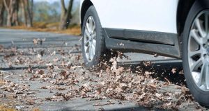 Profil wichtig: Nicht erst bei Eis und Schnee sind Winterreifen empfehlenswert: Bereits bei kühlen Temperaturen und rutschigem Laub auf der Straße bieten sie mehr Grip. Foto: djd/autoreifenonline.de