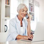 Seniorentelefon: Einfach zu bedienen und gute Sprachqualität: An seniorengerechte Telefone werden besondere Ansprüche gestellt. Foto: djd/Panasonic/Getty Images/shapecharge