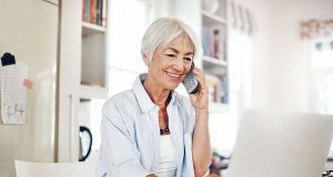 Seniorentelefon: Einfach zu bedienen und gute Sprachqualität: An seniorengerechte Telefone werden besondere Ansprüche gestellt. Foto: djd/Panasonic/Getty Images/shapecharge