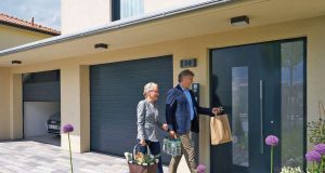 Eine neue Haustür wertet das Zuhause optisch auf. Zugleich sind moderne Modelle älteren Türen in Sachen Wärmedämmung und Einbruchschutz deutlich überlegen - Energieeffizienz