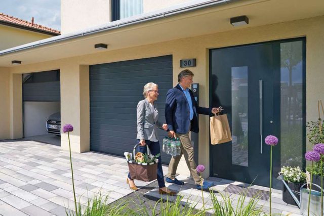 Eine neue Haustür wertet das Zuhause optisch auf. Zugleich sind moderne Modelle älteren Türen in Sachen Wärmedämmung und Einbruchschutz deutlich überlegen - Energieeffizienz