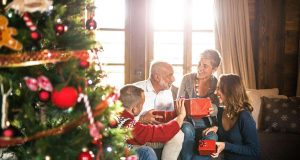 Weihnachten ist das Fest der Familie und des Schenkens - in ganz Europa. Bei vielen steht mit Sicherheit der Traum von einem Millionengewinn ganz oben auf der Wunschliste zum Weihnachtsfest. Foto: djd/Eurojackpot/Getty