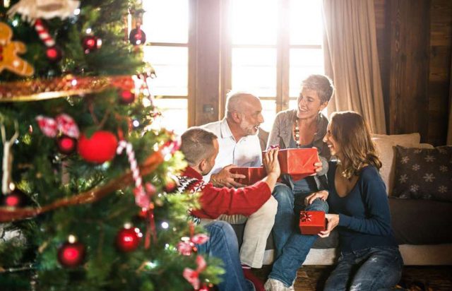 Weihnachten ist das Fest der Familie und des Schenkens - in ganz Europa. Bei vielen steht mit Sicherheit der Traum von einem Millionengewinn ganz oben auf der Wunschliste zum Weihnachtsfest. Foto: djd/Eurojackpot/Getty