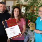 Foto: Konstantus Tsiotras, Athanasia Thomadakis und Christos Tsiotras (v.l.n.r.) freuen sich über den 1. Platz in der Kategorie 2:1-Restaurant beim Schlemmerblock-Award 2019 in der Region Würzburg und Umgebung.