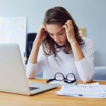 Dauerstress: Werden Anspannung und Gereiztheit zu ständigen Begleitern, kann das die Gesundheit und das Wohlbefinden beeinträchtigen. Foto: djd/Vitango/Adobe Stock/baranq