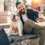 Selfie mit Haustier: Hunde sind einem bekannten Spruch zufolge die besten Freunde des Menschen. Auch für Sparer kann es sich lohnen, in Unternehmen zu investieren, die im boomenden Haustiermarkt eine bedeutende Rolle spielen. Foto: djd/Allianz Global Investors/Getty Images/supersize