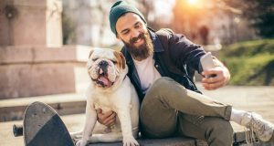 Selfie mit Haustier: Hunde sind einem bekannten Spruch zufolge die besten Freunde des Menschen. Auch für Sparer kann es sich lohnen, in Unternehmen zu investieren, die im boomenden Haustiermarkt eine bedeutende Rolle spielen. Foto: djd/Allianz Global Investors/Getty Images/supersize
