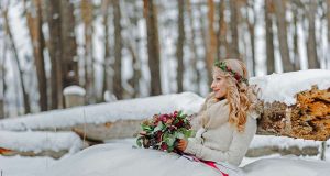 Ja-Wort im Schnee: Winterhochzeit wird mit ihrer besonders besinnlichen und kuscheligen Atmosphäre immer beliebter. Foto: djd/Henkell Freixenet/iStockphoto/wolfhound911