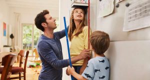 Nachmessen lohnt sich nicht nur beim Wachstum der Kinder. Wer mehr finanziellen Durchblick erreichen möchte, kann das eigene Budget anonym mit den Werten anderer Familien vergleichen. Foto: djd/Geld und Haushalt/Christian Gohdes
