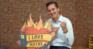 Mathe-Experte Albert Lex: "Mathe kann richtig spannend sein und sogar Spaß machen." Foto: djd/Studienkreis GmbH
