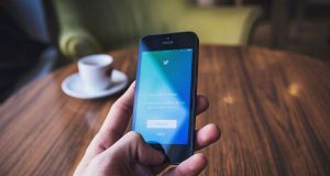 Stellensuche per Smartphone: Soziale Medien werden für Bewerber immer wichtiger. Zwei von drei Großunternehmen suchen bereits auf diese Weise nach neuen Mitarbeitern. Foto: djd/adeccogroup.de/Unsplash