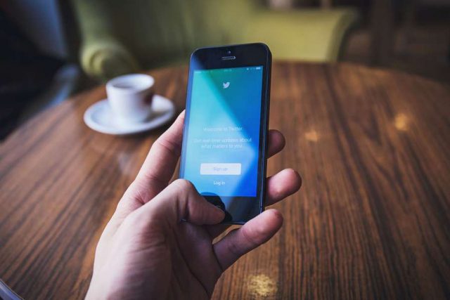 Stellensuche per Smartphone: Soziale Medien werden für Bewerber immer wichtiger. Zwei von drei Großunternehmen suchen bereits auf diese Weise nach neuen Mitarbeitern. Foto: djd/adeccogroup.de/Unsplash