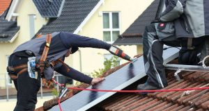 Ölheizung: Ab 2026 sollen Ölheizungen nur noch eingebaut werden dürfen, wenn sie erneuerbare Energien mit einbinden. Das können zum Beispiel Solarthermie- oder Photovoltaikanlagen sein.