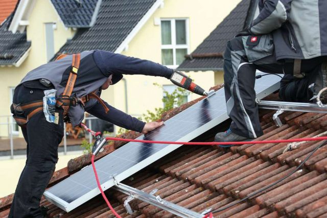 Ölheizung: Ab 2026 sollen Ölheizungen nur noch eingebaut werden dürfen, wenn sie erneuerbare Energien mit einbinden. Das können zum Beispiel Solarthermie- oder Photovoltaikanlagen sein.