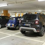 In den letzten Jahrzehnten sind die Autos immer breiter geworden, aber die Parkplätze nicht mitgewachsen. Foto: djd/DEVK