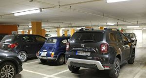 In den letzten Jahrzehnten sind die Autos immer breiter geworden, aber die Parkplätze nicht mitgewachsen. Foto: djd/DEVK