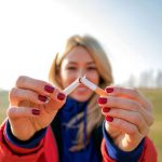 Fit per App: Endlich nicht mehr Rauchen - die Krankenkasse hilft dabei mit Coachings per App. Foto: djd/IKK classic/Getty