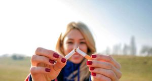 Fit per App: Endlich nicht mehr Rauchen - die Krankenkasse hilft dabei mit Coachings per App. Foto: djd/IKK classic/Getty