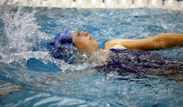 swimming-1515213_1920