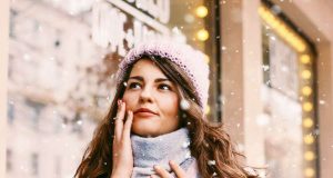 Frostige Temperaturen? Mit der richtigen Pflege von innen und außen ist die Haut gut geschützt. Foto: djd/Elasten-Forschung/Adobe Stock/galinka_zhi