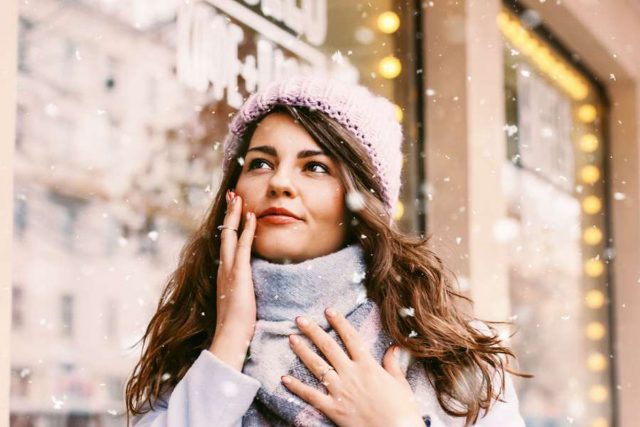 Frostige Temperaturen? Mit der richtigen Pflege von innen und außen ist die Haut gut geschützt. Foto: djd/Elasten-Forschung/Adobe Stock/galinka_zhi