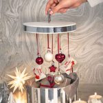 Kreative Geschenkverpackungen: Beim Abheben des Deckels erwartet den Beschenkten ein weihnachtliches Überraschungs-Mobile.