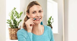Zahnpflege: Die Reinigung der Zahnzwischenräume mit einer Interdentalbürste sorgt dafür, dass so viel Plaque wie möglich gründlich entfernt wird. Foto: djd/www.tepe.com