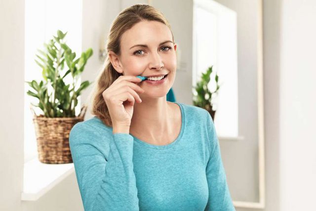Zahnpflege: Die Reinigung der Zahnzwischenräume mit einer Interdentalbürste sorgt dafür, dass so viel Plaque wie möglich gründlich entfernt wird. Foto: djd/www.tepe.com
