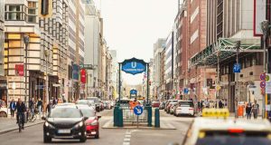 Fahrerassistenzsysteme: Gerade im komplexen Stadtverkehr brauchen zunehmend automatisiert fahrende Fahrzeuge eine höchst präzise Umfelderfassung. Zum Einsatz kommen dafür innovative Radar- und Videosensoren. Foto: djd/Bosch/Getty Images