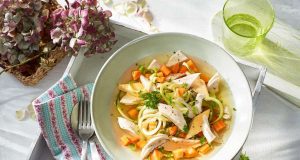 Hühnersuppe mit Eierstich: Zur Erkältungszeit kann das heiße Gericht Schnupfenviren in ihrer Vermehrung hemmen und Entzündungsprozesse mindern. Foto: djd/Deutsches-Geflügel.de