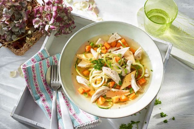 Hühnersuppe mit Eierstich: Zur Erkältungszeit kann das heiße Gericht Schnupfenviren in ihrer Vermehrung hemmen und Entzündungsprozesse mindern. Foto: djd/Deutsches-Geflügel.de