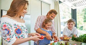 Mit Kindern kochen: Gemeinsames Kochen und regelmäßige Familienmahlzeiten sind ein Schlüssel zu einer gesünderen Kinderernährung. Foto: djd/LaVita/Thilo Brunner
