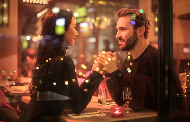 photography-of-couple-holding-hands-842546 Schlemmerblock Schweinfurt/Haßberge