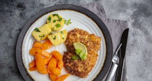 Wildgerichte: Auch bei Kindern hoch im Kurs: Rehschnitzel mit Chips-Panade schmeckt nicht nur herrlich knusprig, sondern liefert auch wichtige Nährstoffe. Foto: djd/Dorn/DJV