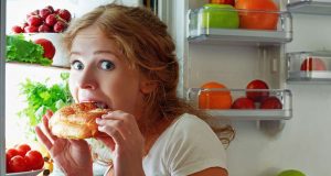 Pizzabrötchen, scharfe Currys und Co.: Stark gewürzte Speisen können bei Rosacea-Patienten zu Schüben führen. Foto: djd/rosacea-info.de/JenkoAtaman - stock.adobe.com