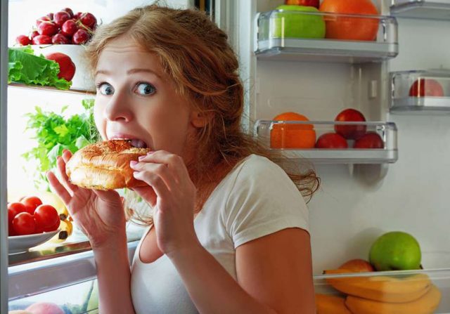 essen-rot-titel Pizzabrötchen, scharfe Currys und Co.: Stark gewürzte Speisen können bei Rosacea-Patienten zu Schüben führen. Foto: djd/rosacea-info.de/JenkoAtaman - stock.adobe.com