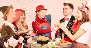 Schnelles Essen auf die Hand: Bockwurst kurz erwärmen, in ein Brötchen legen und vielleicht noch Senf oder Ketchup dazugeben. Foto: djd/Metten Fleischwaren GmbH & Co. KG. Gegen den Kater