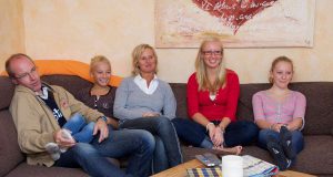 Es ist für Eltern nicht leicht, ihre Kinder selbstständig ins Leben gehen zu lassen. Foto: djd/Studienkreis GmbH