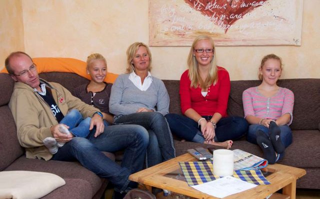 Es ist für Eltern nicht leicht, ihre Kinder selbstständig ins Leben gehen zu lassen. Foto: djd/Studienkreis GmbH