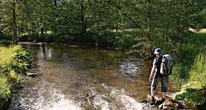 Sinntal: Idylle pur bei einer Wanderung entlang der Sinn. Foto: djd/Bad Brückenau/Kerstin Junker